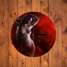 Vörös füstben pózoló meztelen nőt ábrázoló szexy falióra férfiaknak
